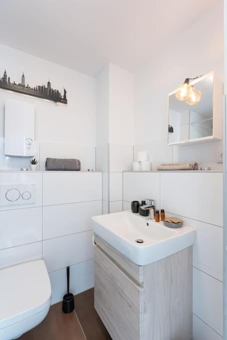 - Nice New York Apartment In The Heart Of Duisburg - Betten & Sofa - 5 Mins Central Station Hbf - Big Tv & Wifi - Esterno foto