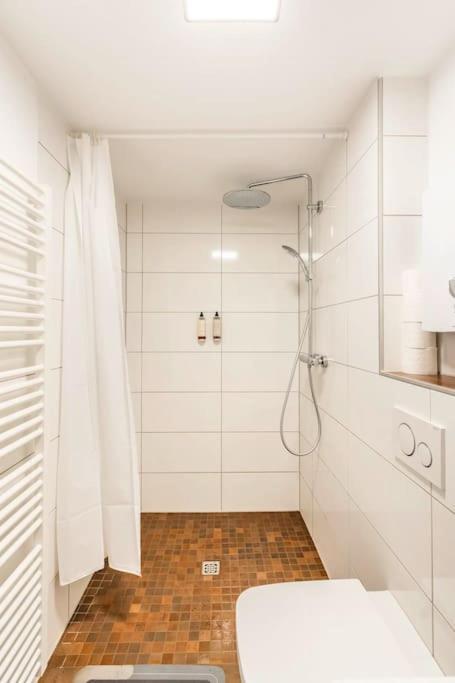 - Nice New York Apartment In The Heart Of Duisburg - Betten & Sofa - 5 Mins Central Station Hbf - Big Tv & Wifi - Esterno foto